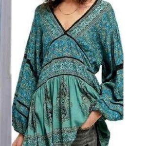 FREE PEOPLE, Boho Mini Dress,  
balloon sleeves,deep v-neck, lace trim
Sz M